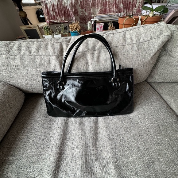 Elie Tahari black patent leather handbag with tortoise shell pocket opening. - Picture 2 of 11